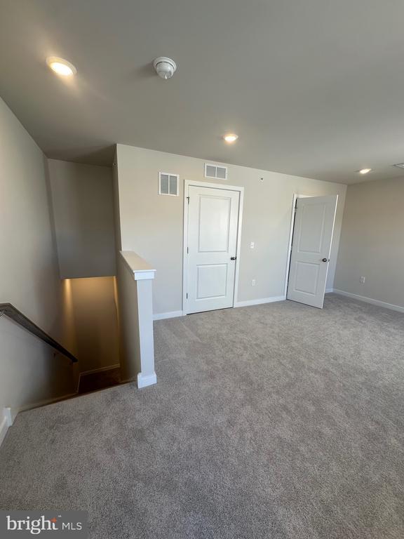 Building Photo - 33 Anderson Dr