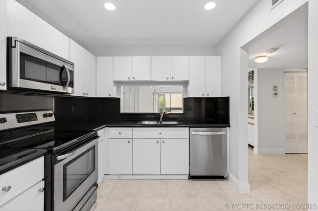 Building Photo - 351 Club Cir
