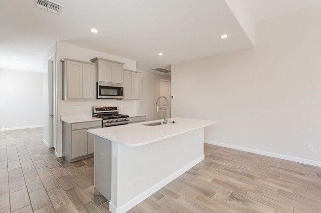 Building Photo - Beautiful and Spacious Single-Level Family...