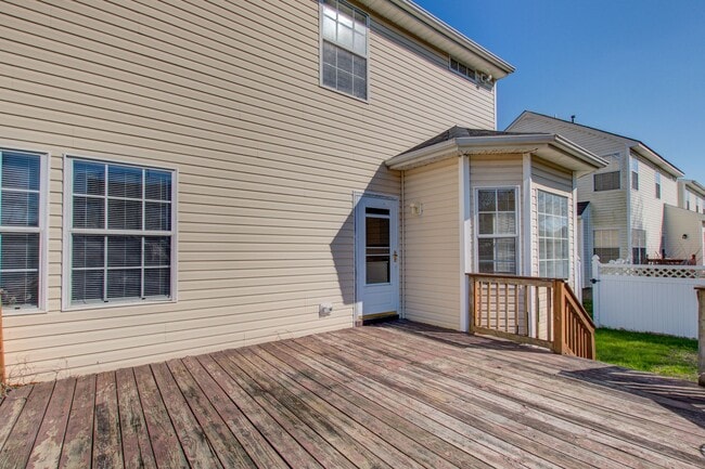Building Photo - 3 Bed, 2.5 Bath Home Conveniently Located ...