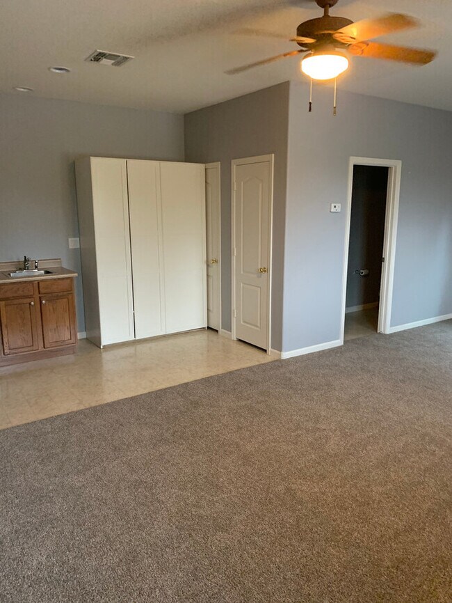 Building Photo - Very Nice 3 bedroom 2 bath home with a guest house