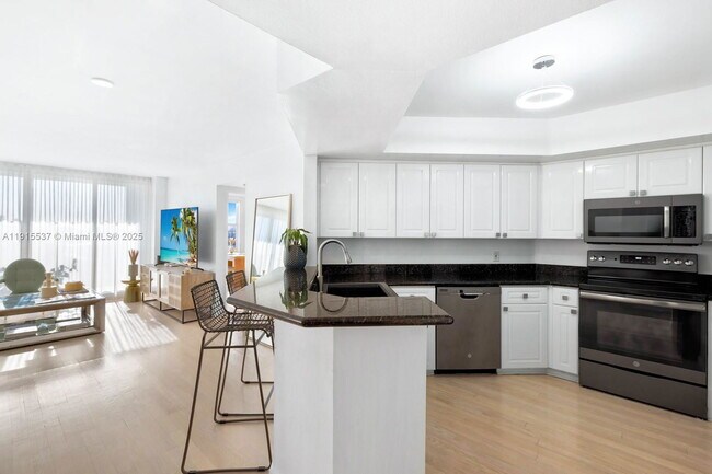 Building Photo - 1800 Sunset Harbour Dr