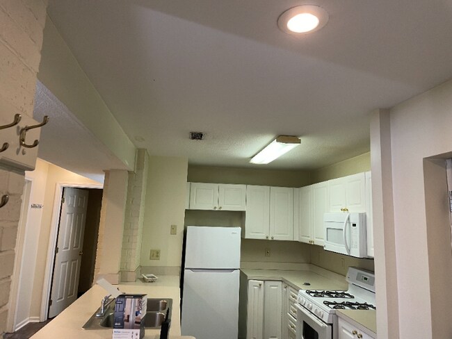 Building Photo - 1662 Summit St