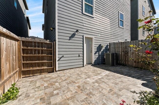 Building Photo - 18841 Elegance Ave