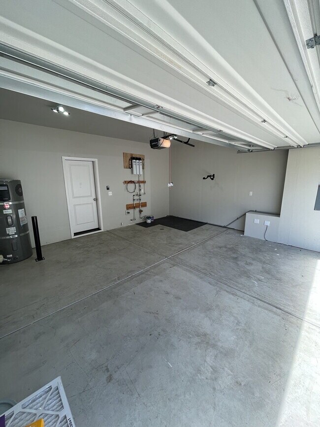 Building Photo - 3 Bedroom / 2.5 Bathroom Townhome - Near Bethany & PCC **1/2 Off Third Month's Rent**