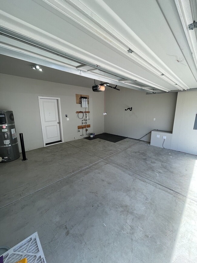 Building Photo - 3 Bedroom / 2.5 Bathroom Townhome - Near Bethany & PCC