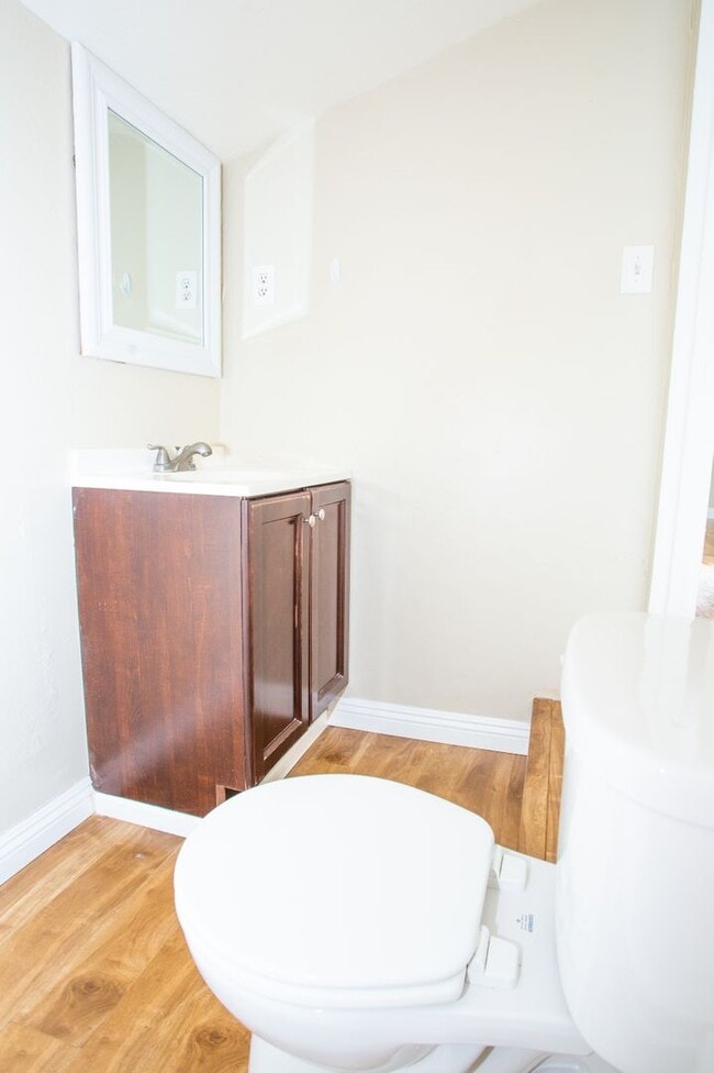 Building Photo - 915 E Balboa Blvd