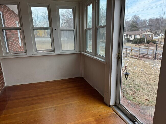 Building Photo - 10012 Ellis Rd