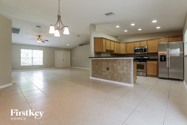 Building Photo - 2463 Alesio Ave