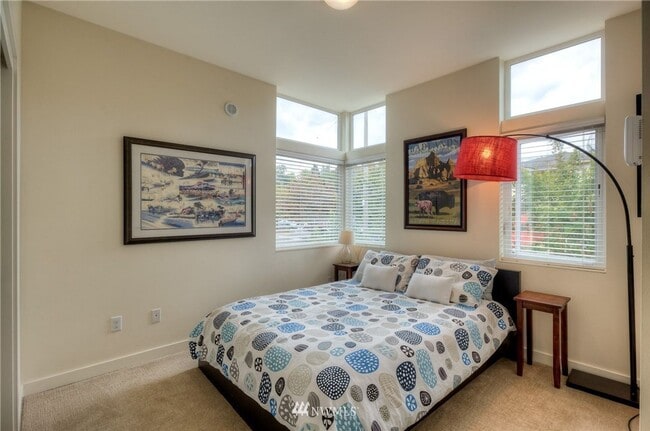 Building Photo - LIKE NEW LUXURY GENESEE PARK TOWNHOME AVAI...