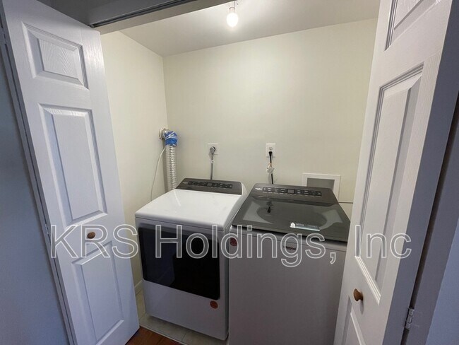 Building Photo - 5597 Shannon Ct