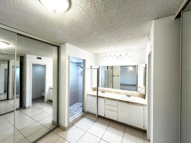 Building Photo - 1620 16th Ln