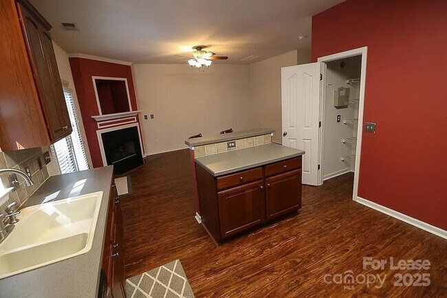 Building Photo - 10979 Princeton Village Dr