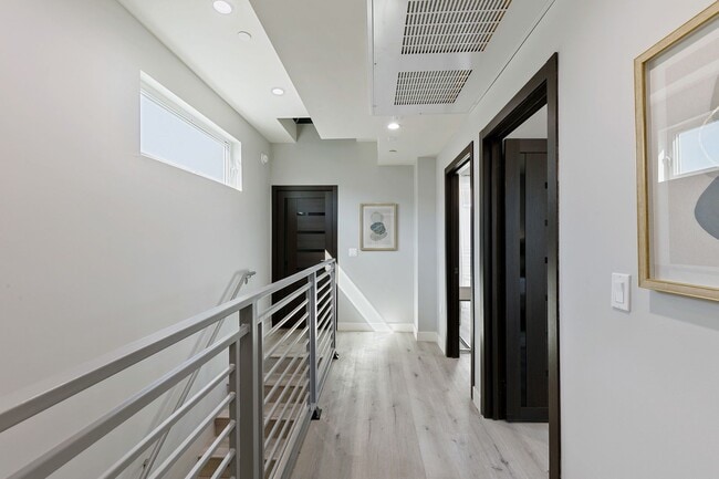 Building Photo - 13637 N Fellows Ave