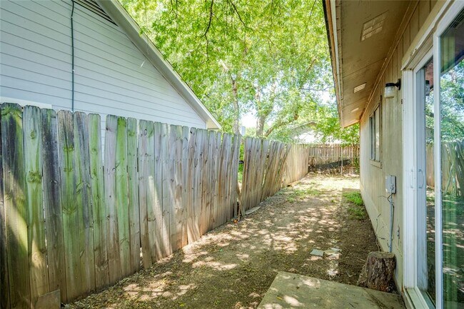 Building Photo - 6900 Branchwood Dr