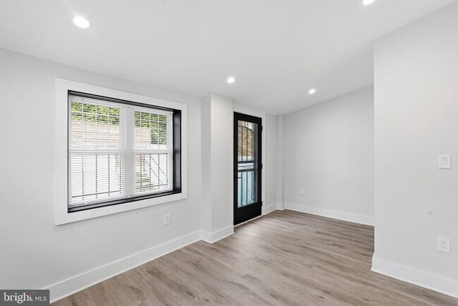 Building Photo - 1204 Trenton Pl SE