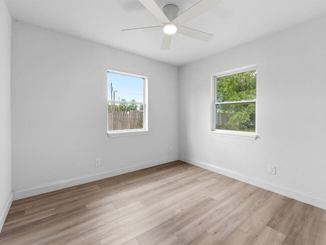 Building Photo - 4085 Neptune Dr SE