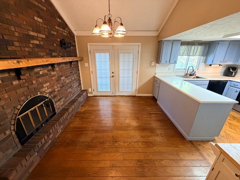 Building Photo - 548 Queenswood Dr