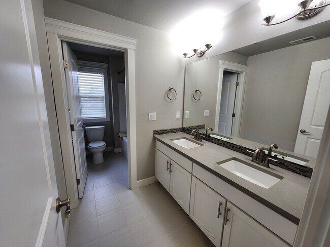 Building Photo - Large Spacious 4 Bed Home