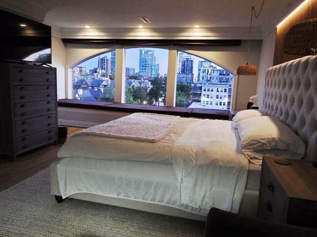 Building Photo - 1515 N Van Buren St