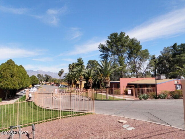 Building Photo - 350 N Silverbell Rd