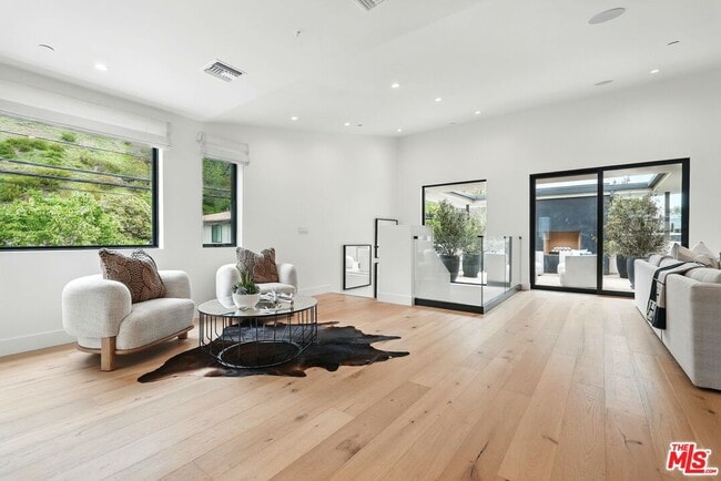 Building Photo - 913 N Beverly Glen Blvd