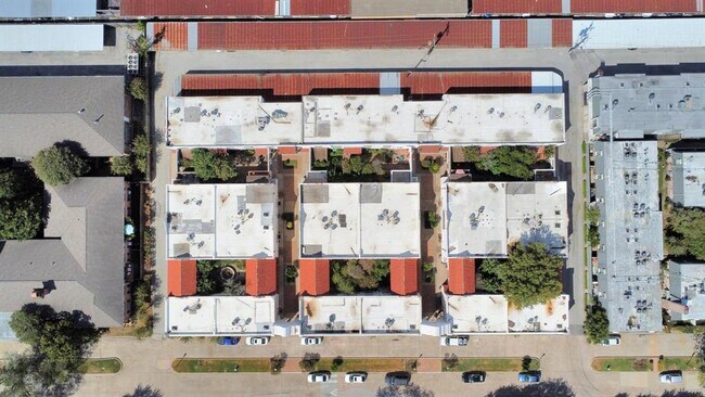 Building Photo - 2744 Briarhurst Dr