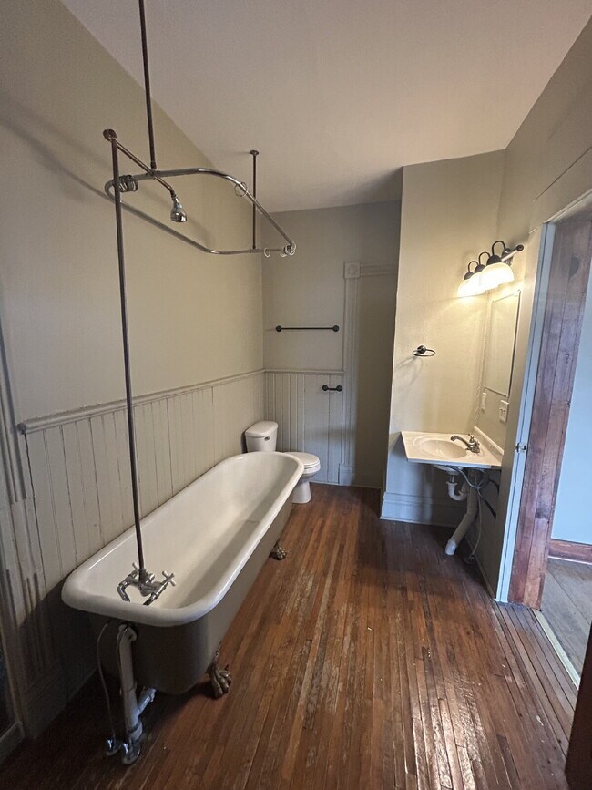 Building Photo - Studio apartment available September 1st i...