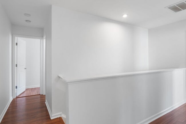 Building Photo - Spacious 4-Bedroom Home for Rent in Prime ...