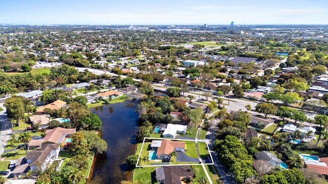 Building Photo - 1120 Renmar Dr