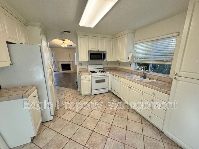 Building Photo - 204 Sapphire Ct