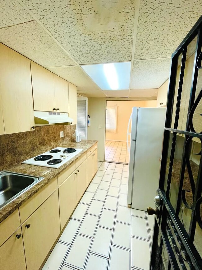 Building Photo - 1445 NW 16th Ave