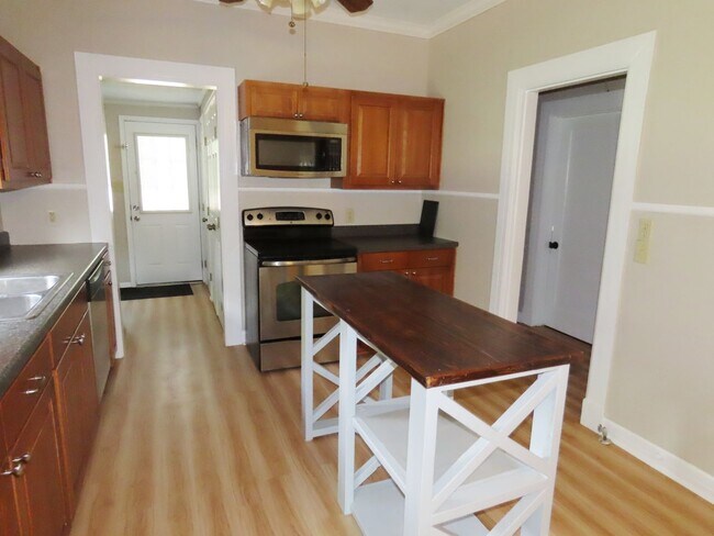 Building Photo - Charming 2 Bedroom, 2 Bath Home - Water & ...