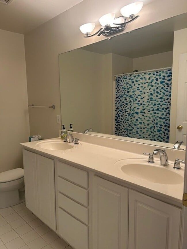 Building Photo - 2 Bedroom Harbor Park Condo - Just Blocks From the Lake