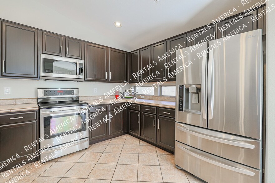 Building Photo - 703 W Canary Way