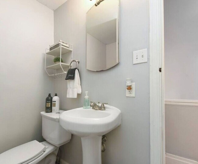 Building Photo - 2134 E Carson St