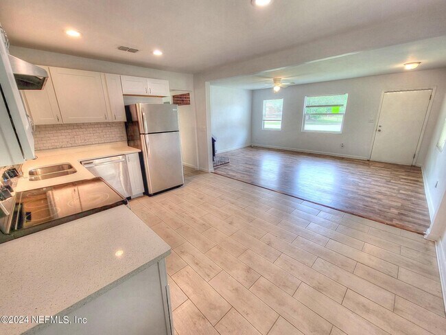Building Photo - 3919 Skycrest Dr