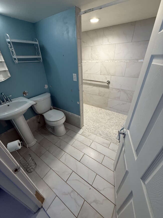 Building Photo - 815 S Lake Ave