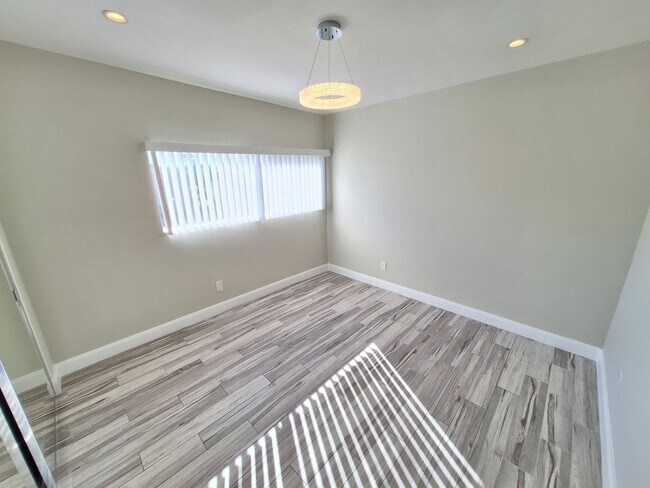 Building Photo - 13611 Vanowen St