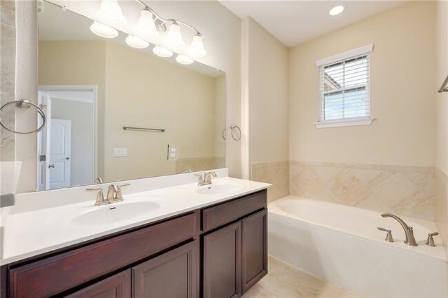 Building Photo - 13400 Briarwick Dr