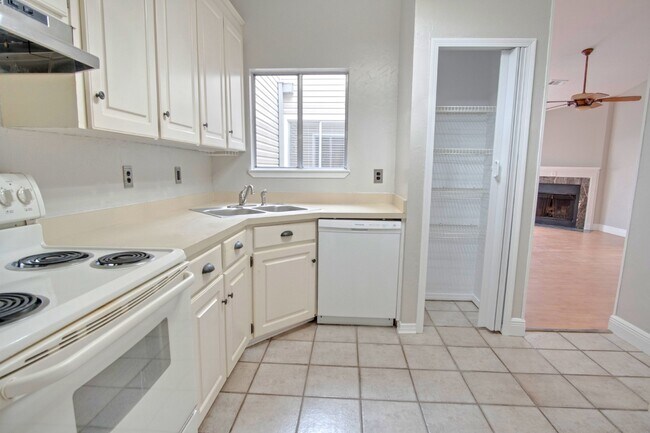 Building Photo - Beautiful 2-Bedroom, 2-Bath Duplex Near Ho...