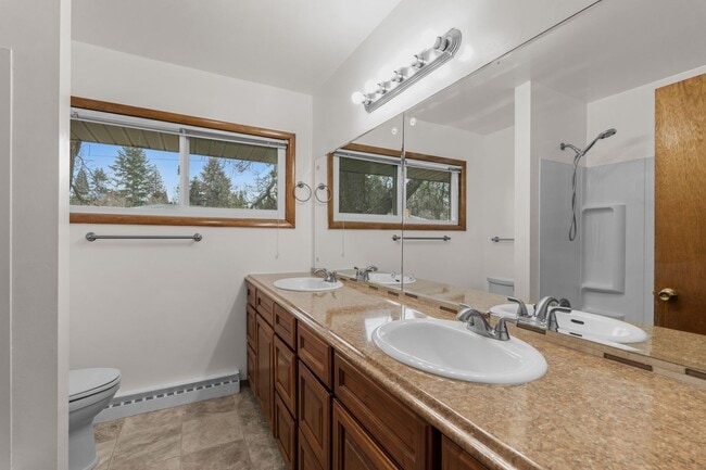 Building Photo - 5 Bed 2 Bath Spacious 3200 sq/ft Lower South Hill brick rancher property