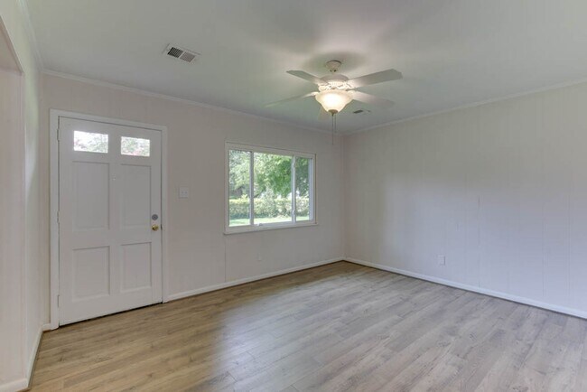 Building Photo - Renovated Virginia Beach Home with Large Yard and Prime Location