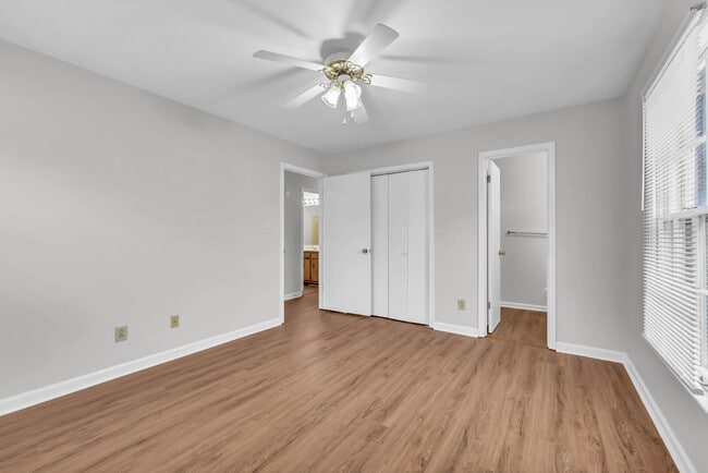 Building Photo - This charming rental in a convenient Clarksville location!