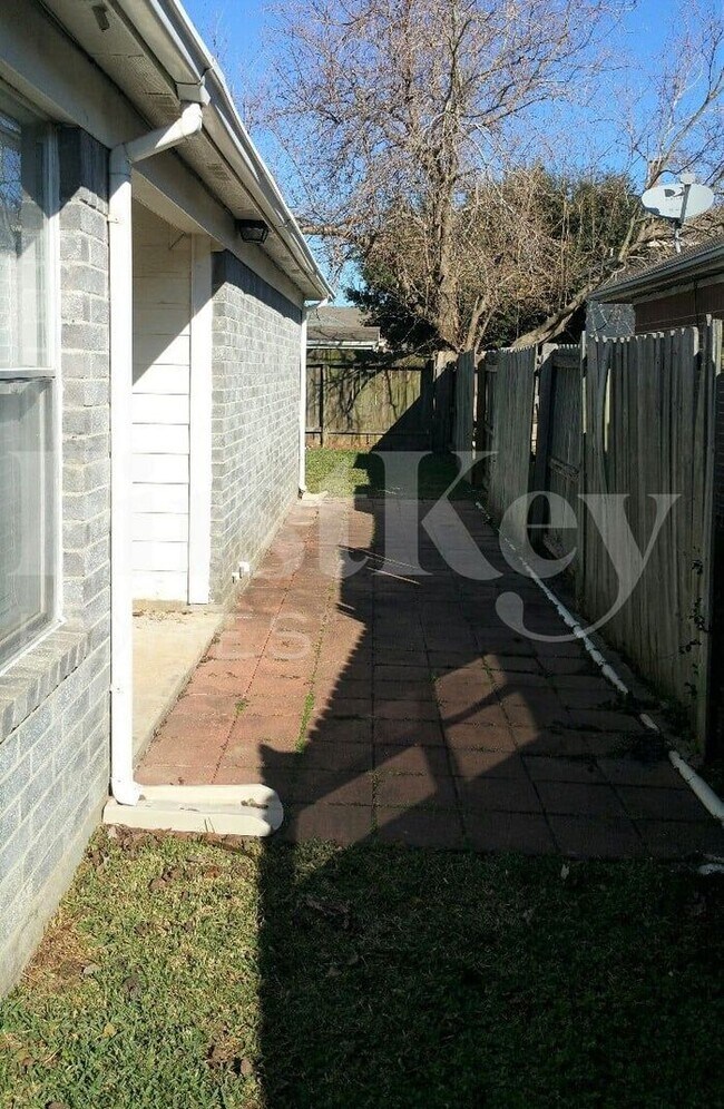 Building Photo - 13322 Gendley Dr