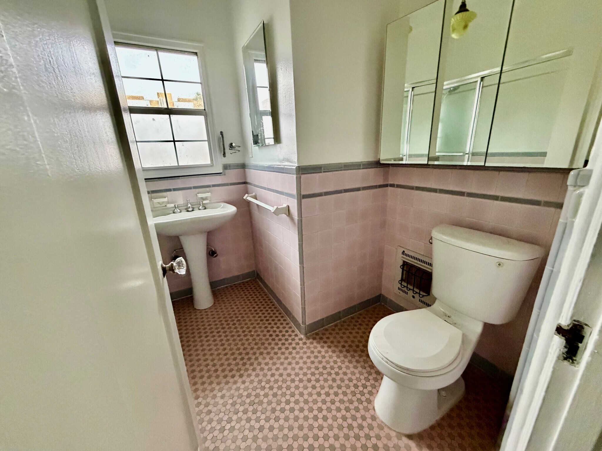 Building Photo - 1519 N Hayworth Ave