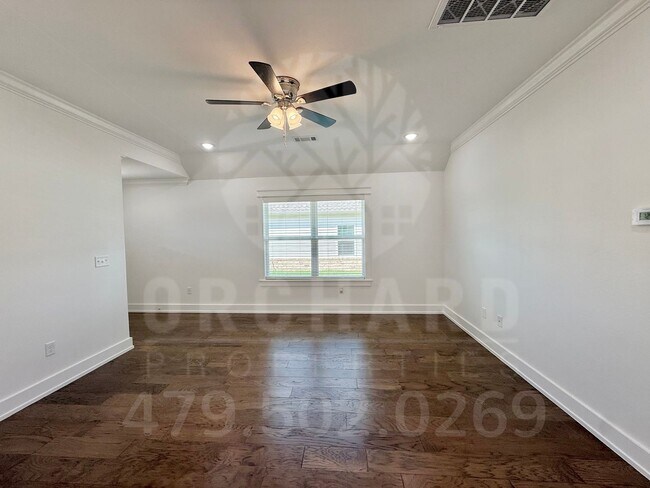 Building Photo - 2002 E Brookview Dr