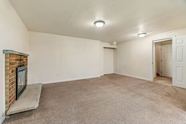 Building Photo - 6 Bedroom Home minutes from Saltwater Park...