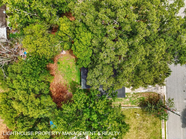 Building Photo - Renovated 3 Bed/2 Bath Home with Den & Off...