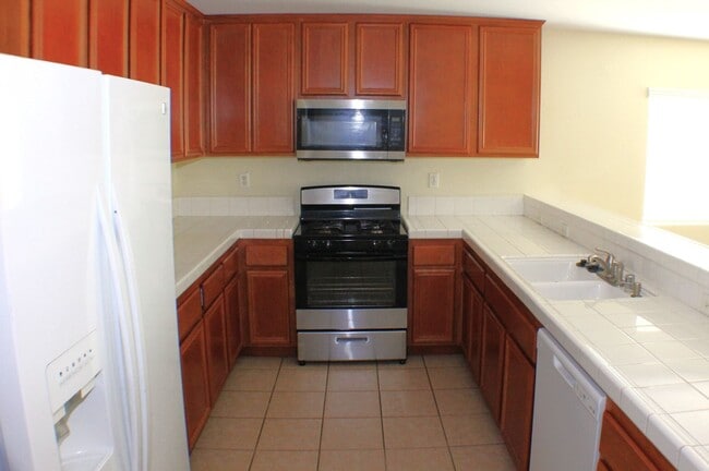 Building Photo - Roomy Palacio Del Oro North Townhome